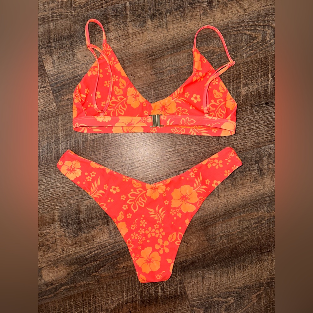 Leni swims bikini